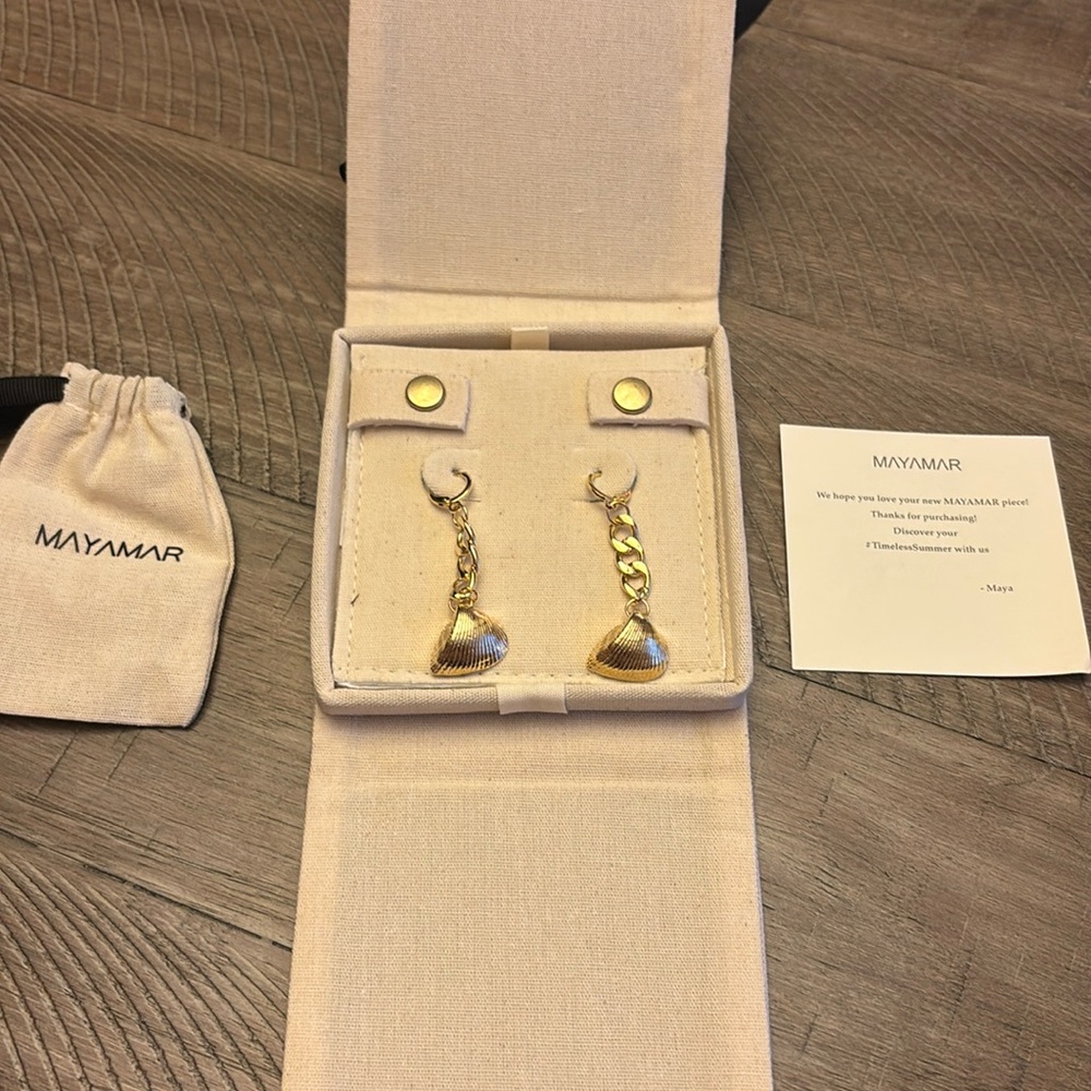 NWOT Gold Tone Sea Shell Dangle Earrings